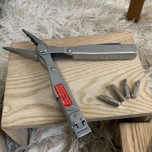 FlipGrip Stainless Steel Dual Jaw Multi Tool
Model 60251